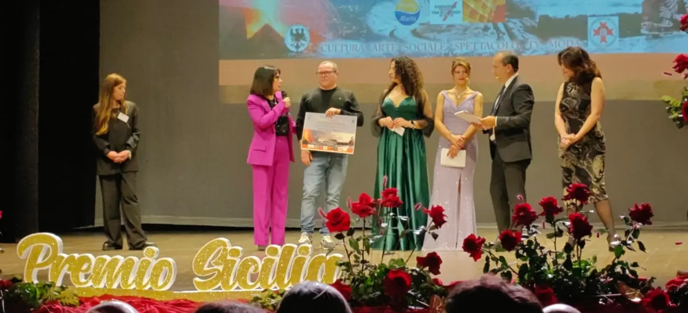 Nicola Casto receives the commendation of merit on the Sicily Award stage